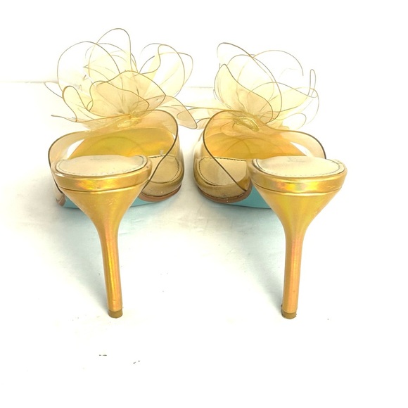 Blue by Betsey Johnson Dulce Lucite Heels Iridescent Gold Flower Petals Sz 8.5 M - Picture 4 of 13